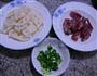 香肠炒莲藕的做法图解1