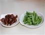 豌豆炒腊肠的做法图解3