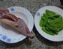 荷兰豆炒腊鸡腿的做法图解1
