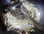 芹菜虫草菇炒绿豆芽的做法图解2