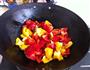 木耳腐竹炒彩椒的做法图解5