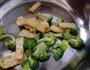 油豆腐炒西兰花的做法图解4
