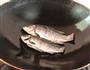千张胡萝卜鲫鱼煲的做法图解3