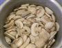 口蘑焖笋片的做法图解2