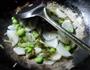 雪菜蚕豆炒山药的做法图解9