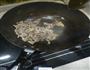 蒜苔木耳炒肉的做法图解4