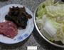 黑木耳里脊肉炒白菜的做法图解1