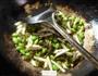 雪菜茭白炒毛豆的做法图解7