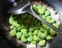 雪菜雷笋炒蚕豆的做法图解6