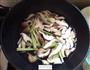 西芹平菇炒蛋的做法图解4