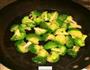 西兰花炒木耳的做法图解4