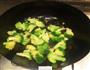 西兰花炒木耳的做法图解8