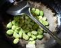 梅干菜蚕豆汤的做法图解3