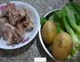 青菜土豆肉骨汤的做法图解1