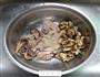 章鱼干淡菜骨头汤的做法图解3