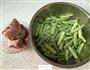 豆角炖肉片的做法图解1