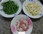 猪肉茭白炒带豆的做法图解1