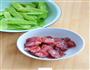 荷兰豆炒腊肠的做法图解1