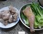 青菜腊鸡腿排骨汤的做法图解1