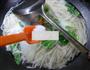 煎鸡蛋五号菜拉面的做法图解6