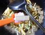 韭菜芽茭白炒面筋的做法图解9