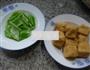 尖椒炒油豆腐的做法图解1