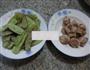 扁豆炒排骨的做法图解1