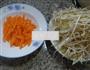胡萝卜炒绿豆芽的做法图解1