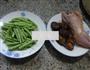 香菇带豆炒腊鸡腿的做法图解1