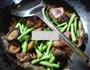 香菇带豆炒腊鸡腿的做法图解4