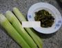 酸菜炒茭白的做法图解1