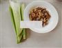 西芹核桃沙拉的做法图解1