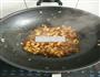 蘑菇炒鸡肉的做法图解3