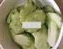鸡蛋黄瓜炒木耳的做法图解3