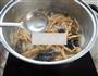 金针菜木耳骨汤的做法步骤5