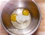 牛奶炖蛋的做法图解2