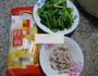 猪肉菠菜拉面的做法图解1