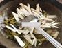 鸡腿菇炒咸菜的做法图解6