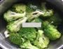 西兰花炒香肠的做法图解2