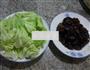 黑木耳炒圆白菜的做法图解1