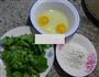 芹菜叶鸡蛋饼的做法图解1