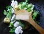 油豆腐蘑菇炒菜芯的做法图解4