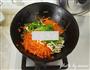 胡萝卜鸡蛋炒青蒜的做法图解7