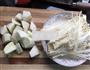 白萝卜金针菇筒骨汤的做法图解4