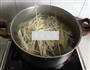 白萝卜金针菇筒骨汤的做法图解6