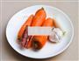 腊肠胡萝卜的做法图解1
