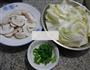 蘑菇炒白菜的做法图解1