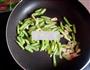 四季豆炒木耳的做法图解5