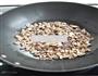 油盐核桃仁的做法图解4