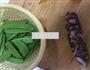 腊肠炒荷兰豆的做法图解1